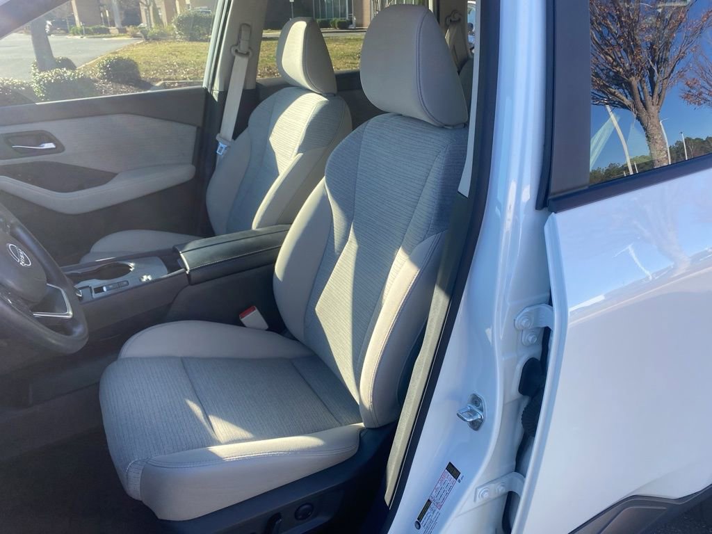 Used 2023 Nissan Rogue SV image 12