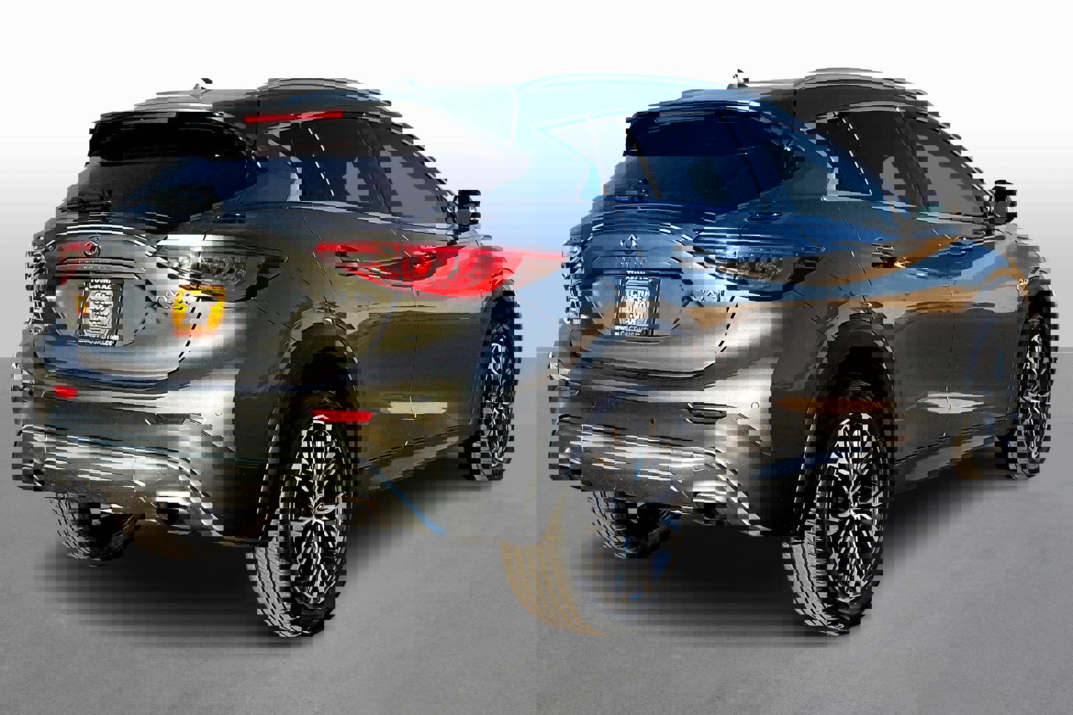 Used 2017 INFINITI QX30 Premium w/ Navigation Package image 2