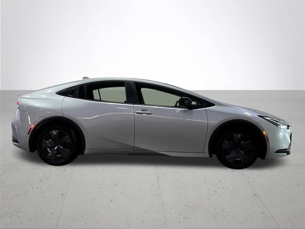 Used 2025 Toyota Prius LE FWD image 9