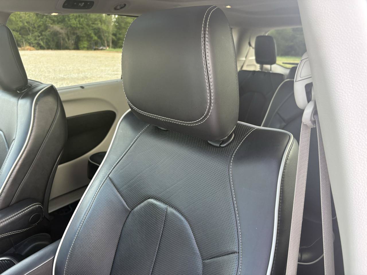 Used 2024 Chrysler Pacifica Limited FWD image 16