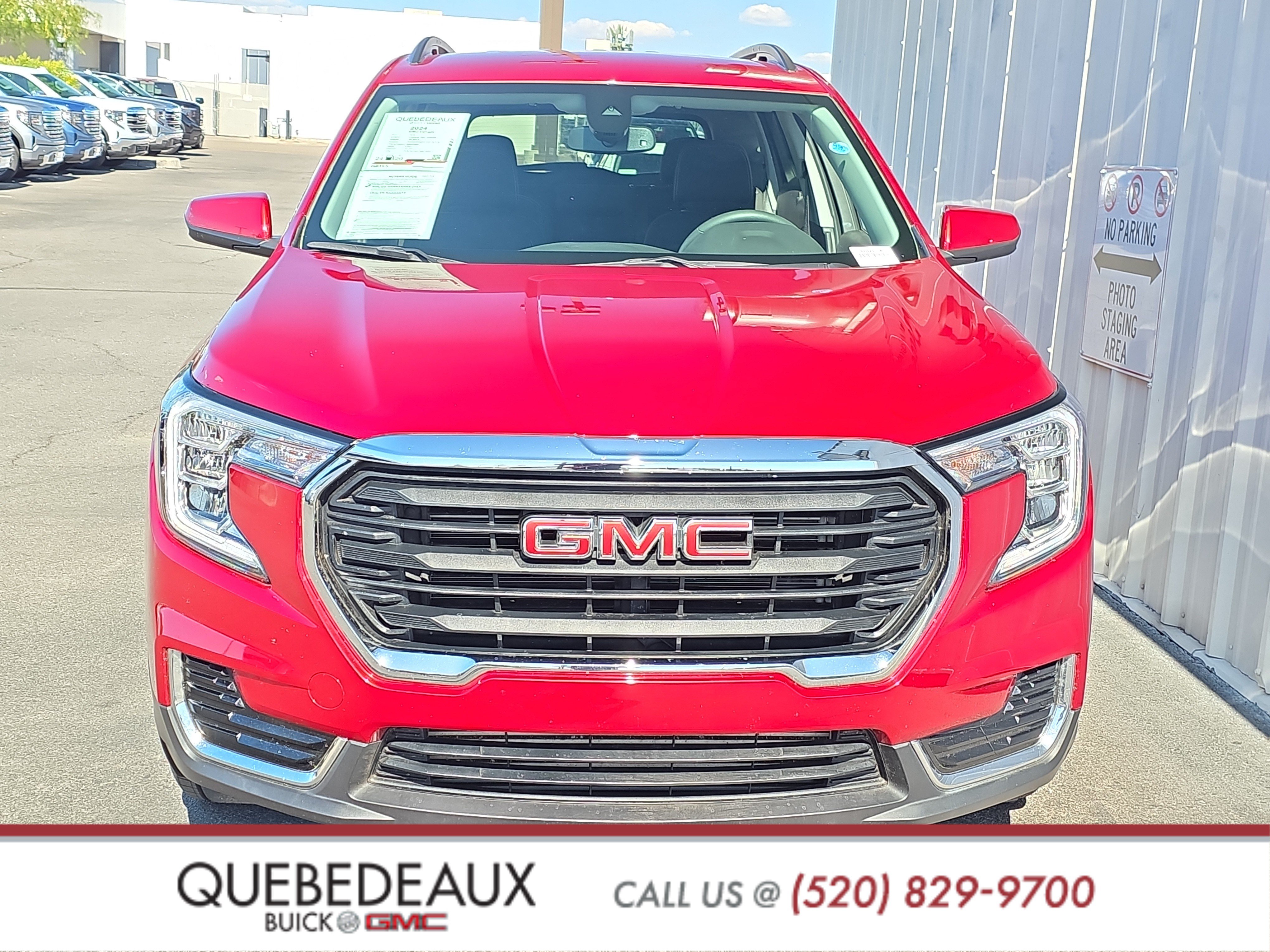 Used 2024 GMC Terrain SLE w/ Driver Convenience Package FWD image 2