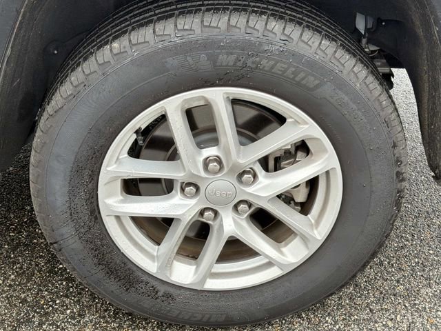 Used 2024 Jeep Grand Cherokee L Laredo RWD image 16