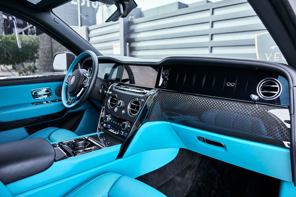 Used 2025 Rolls-Royce Cullinan Black Badge image 46