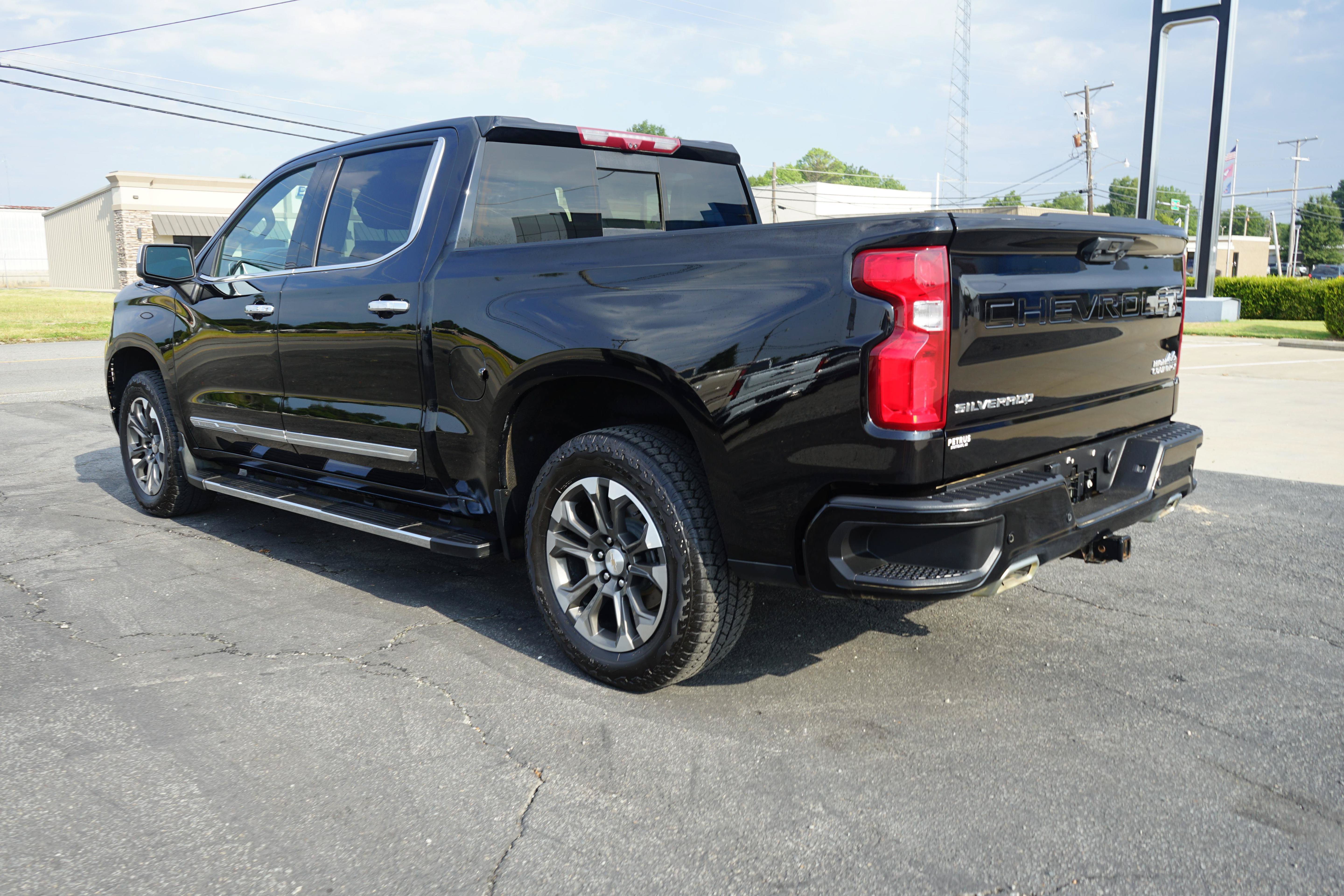 Used 2024 Chevrolet Silverado 1500 High Country w/ Technology Package AWD/4WD image 3