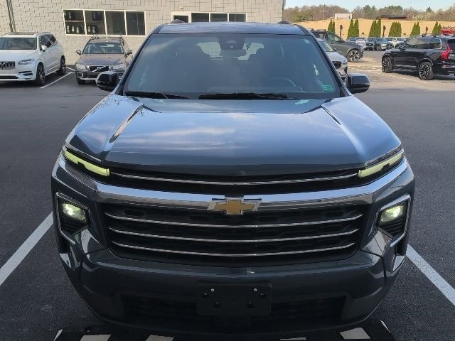 Used 2025 Chevrolet Traverse LT image 2