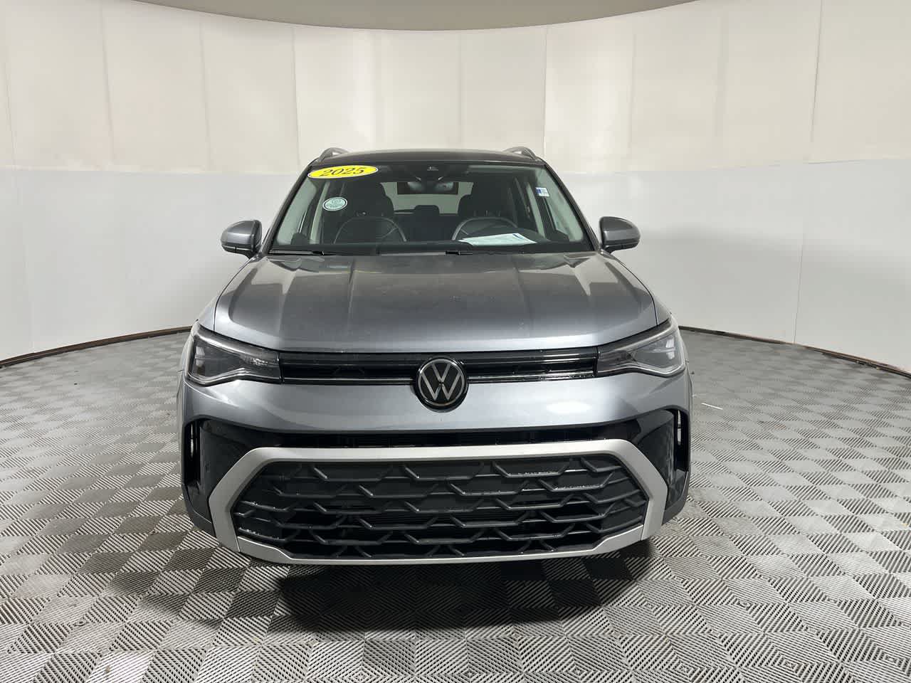 Used 2025 Volkswagen Taos SE w/ Black Wheel Package FWD image 3
