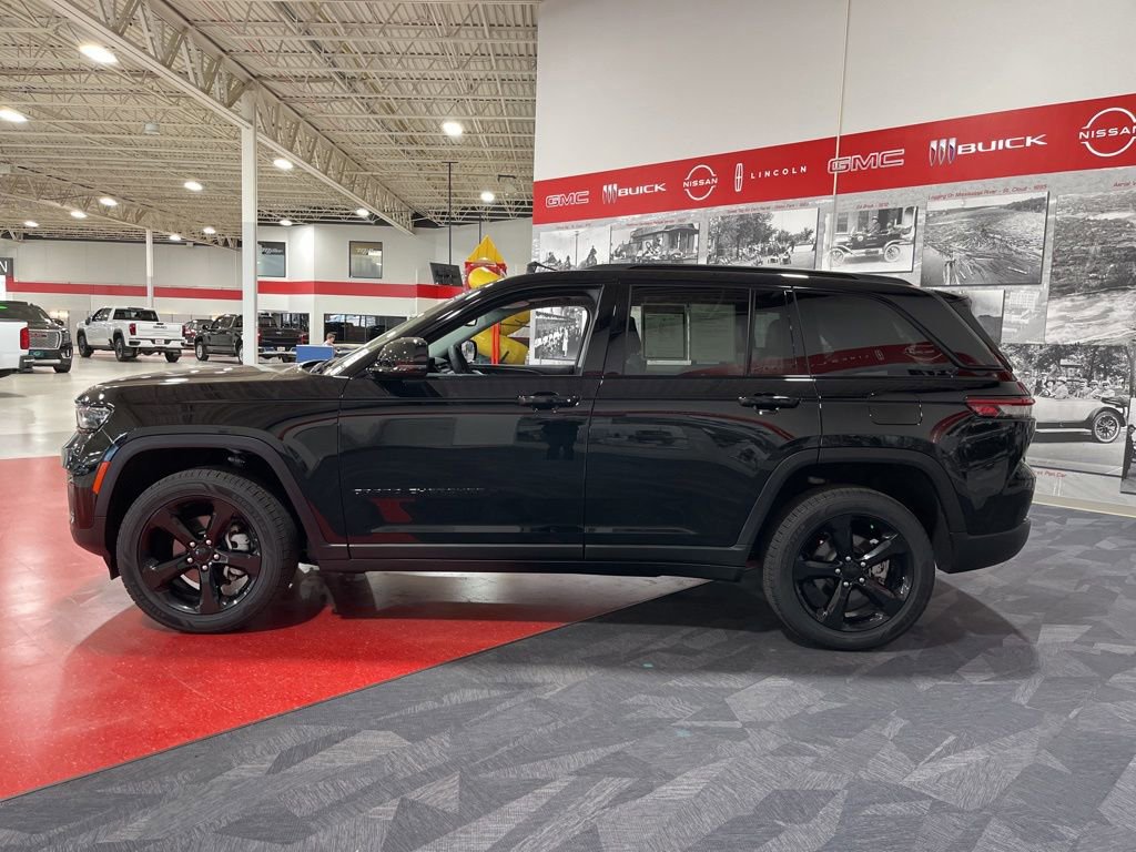 Used 2024 Jeep Grand Cherokee Limited w/ Black Appearance Package AWD/4WD image 6