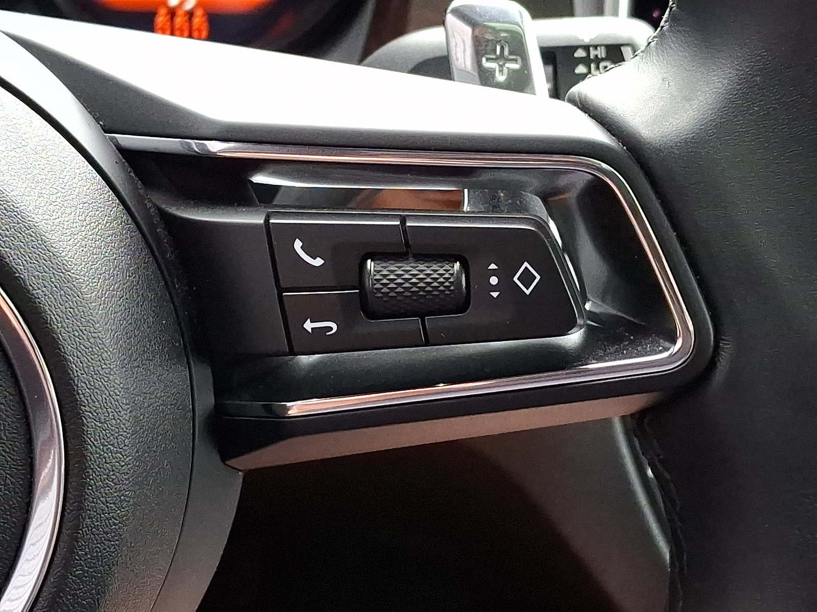 Certified 2025 Porsche Macan AWD/4WD image 26