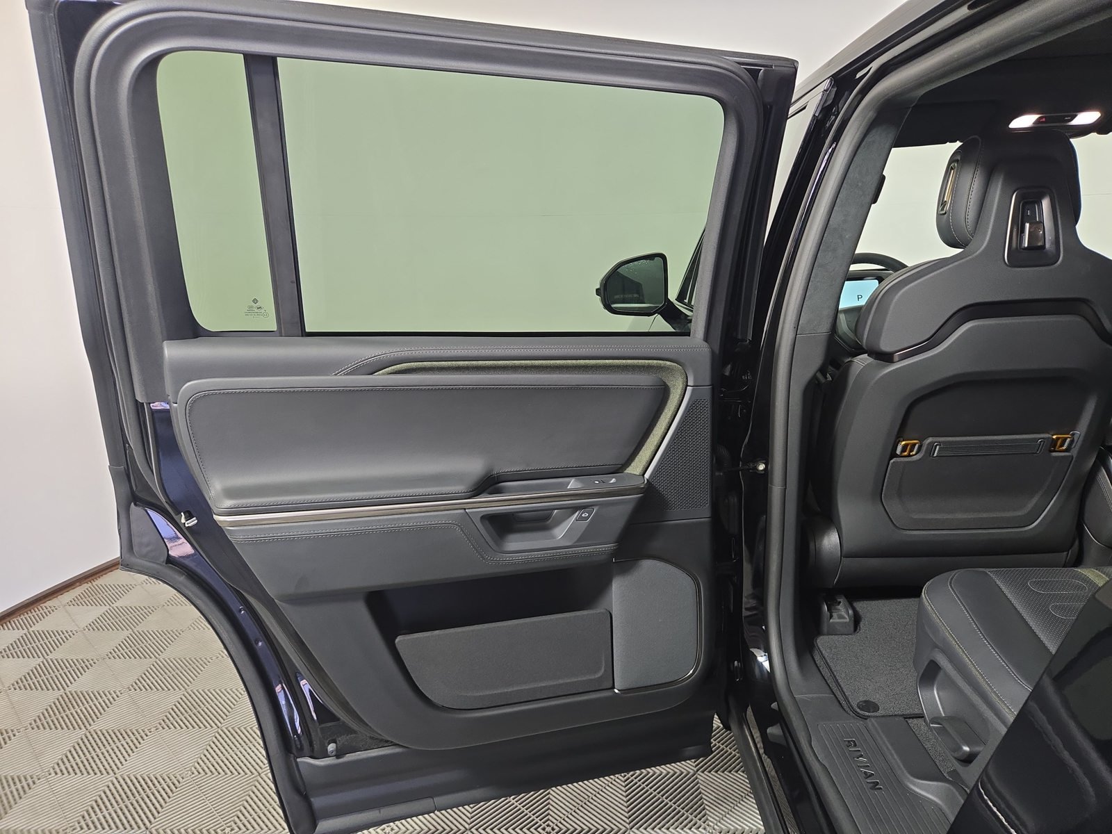 Used 2025 Rivian R1S Adventure Dual AWD/4WD image 17