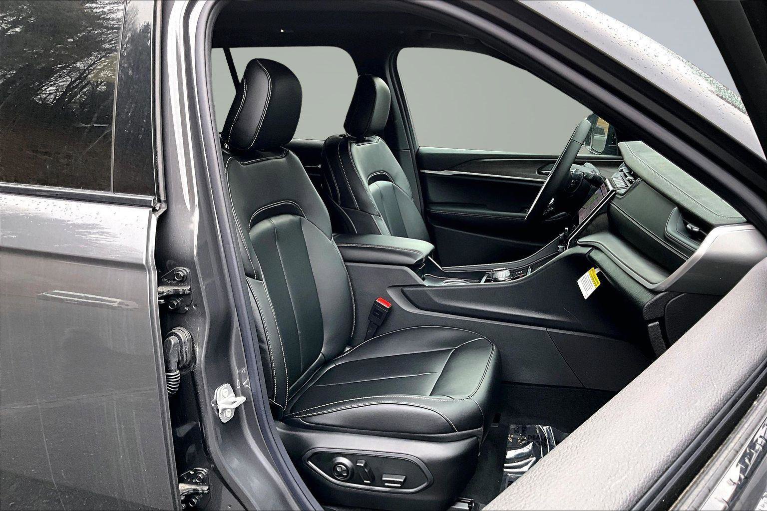 New 2025 Jeep Grand Cherokee Limited w/ Trailer Tow Package image 9