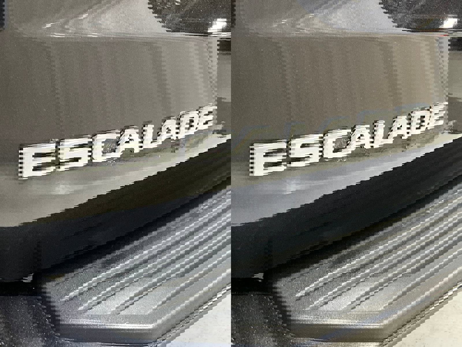 Used 2023 Cadillac Escalade Premium Luxury w/ Performance Package AWD/4WD image 29