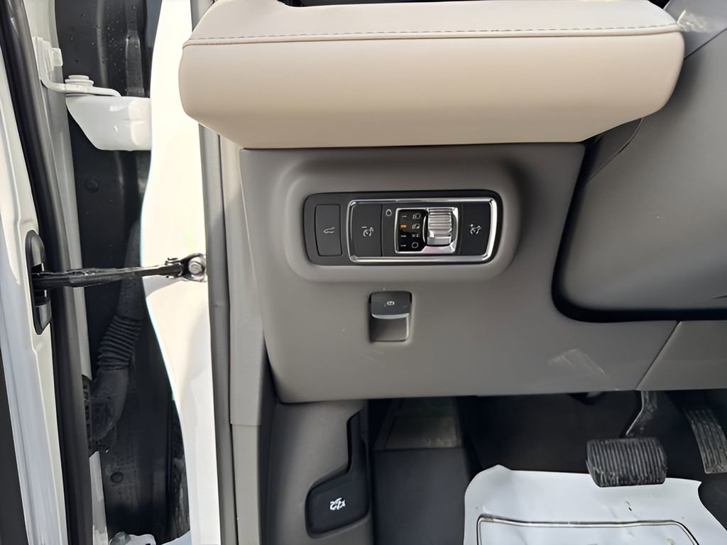 Used 2025 Lincoln Nautilus Reserve image 28