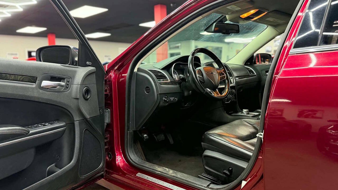 Used 2018 Chrysler 300 Limited RWD image 9