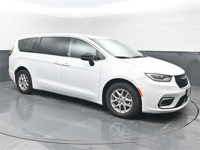 Used 2024 Chrysler Pacifica Touring-L image 7