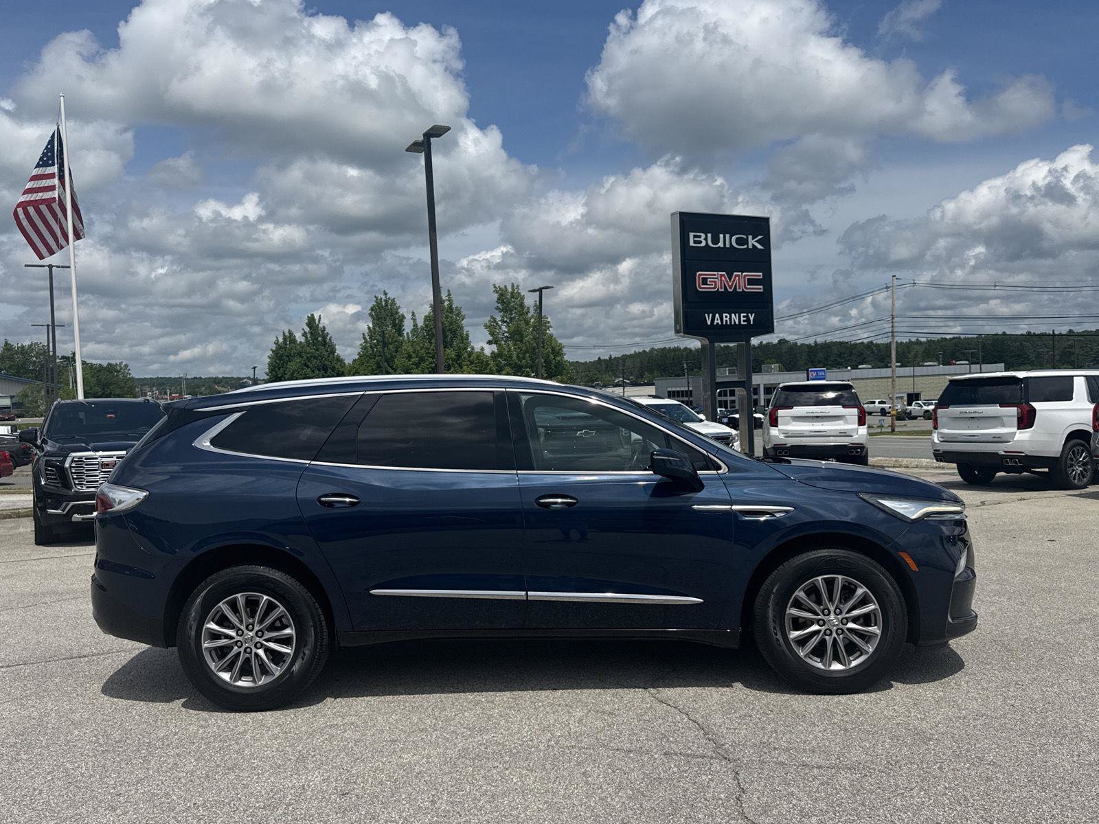 Used 2023 Buick Enclave Essence AWD/4WD image 5