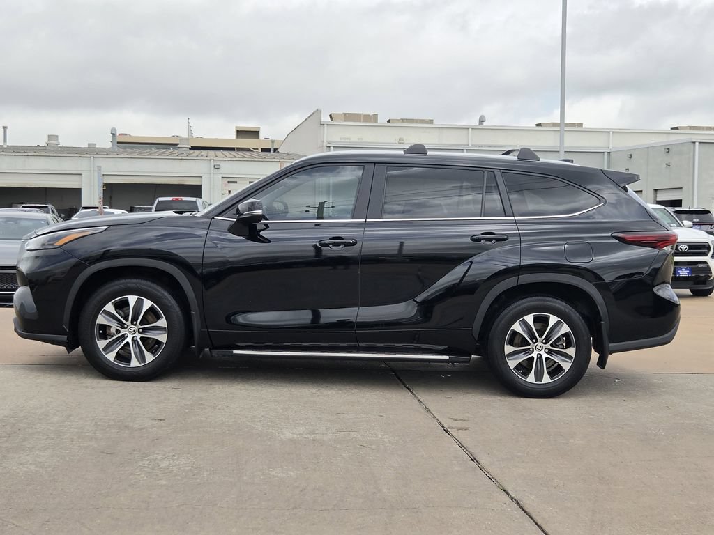 Used 2024 Toyota Highlander XLE FWD image 6