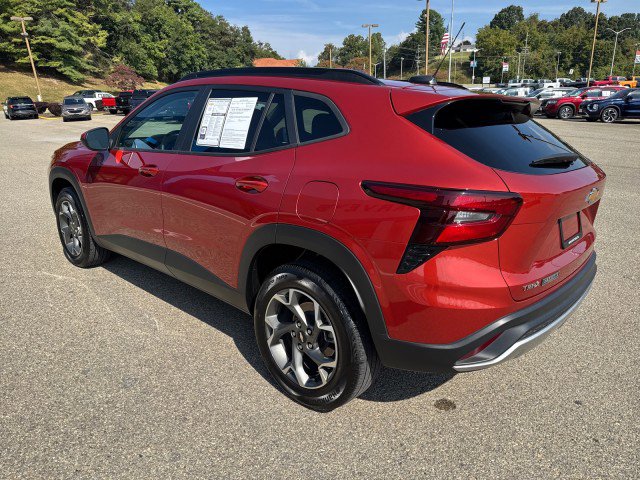 Used 2024 Chevrolet Trax LT w/ Sunroof Package image 3