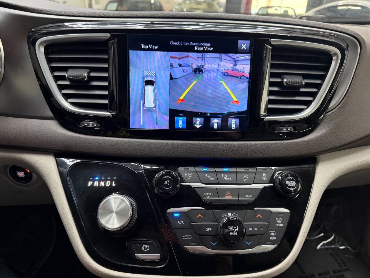 Used 2017 Chrysler Pacifica Touring-L Plus w/ Advanced Safetytec Group FWD image 27