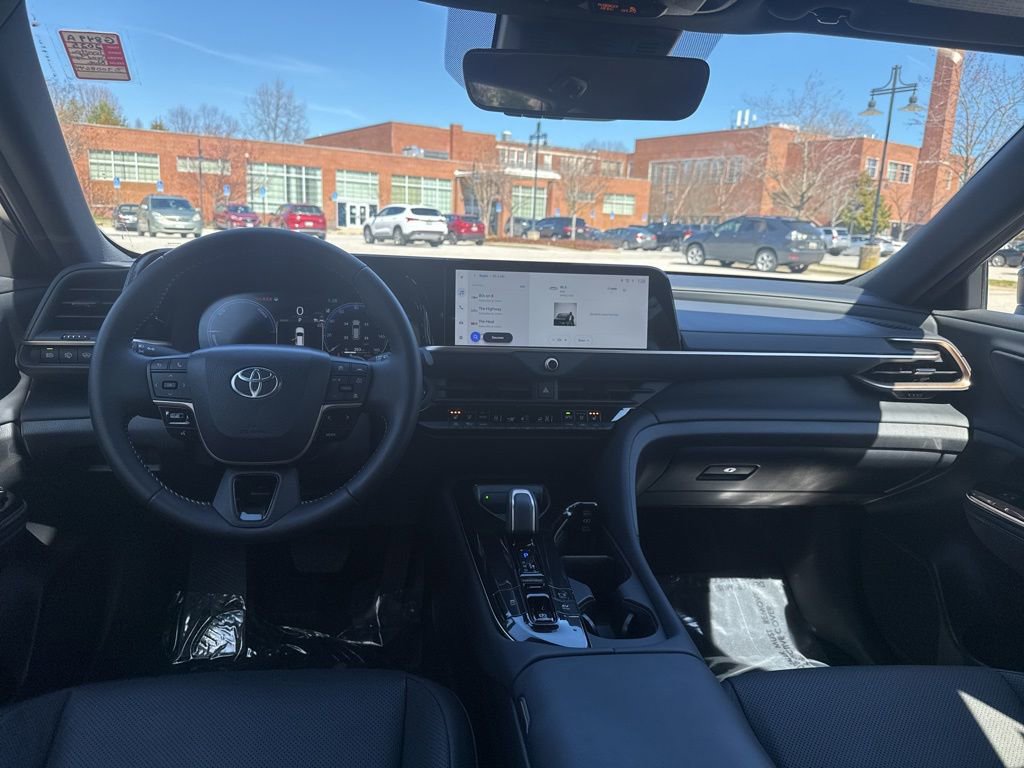 Used 2025 Toyota Crown Signia XLE image 27