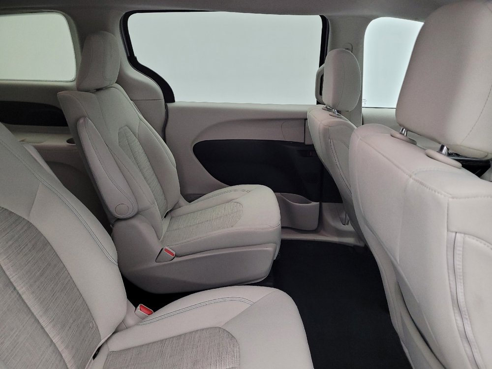 Used 2018 Chrysler Pacifica Touring Plus FWD image 19