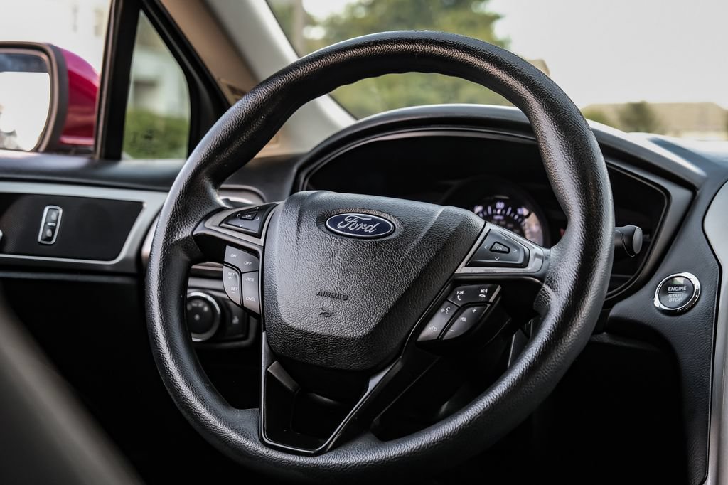 Used 2018 Ford Fusion SE w/ Fusion SE Technology Package FWD image 13