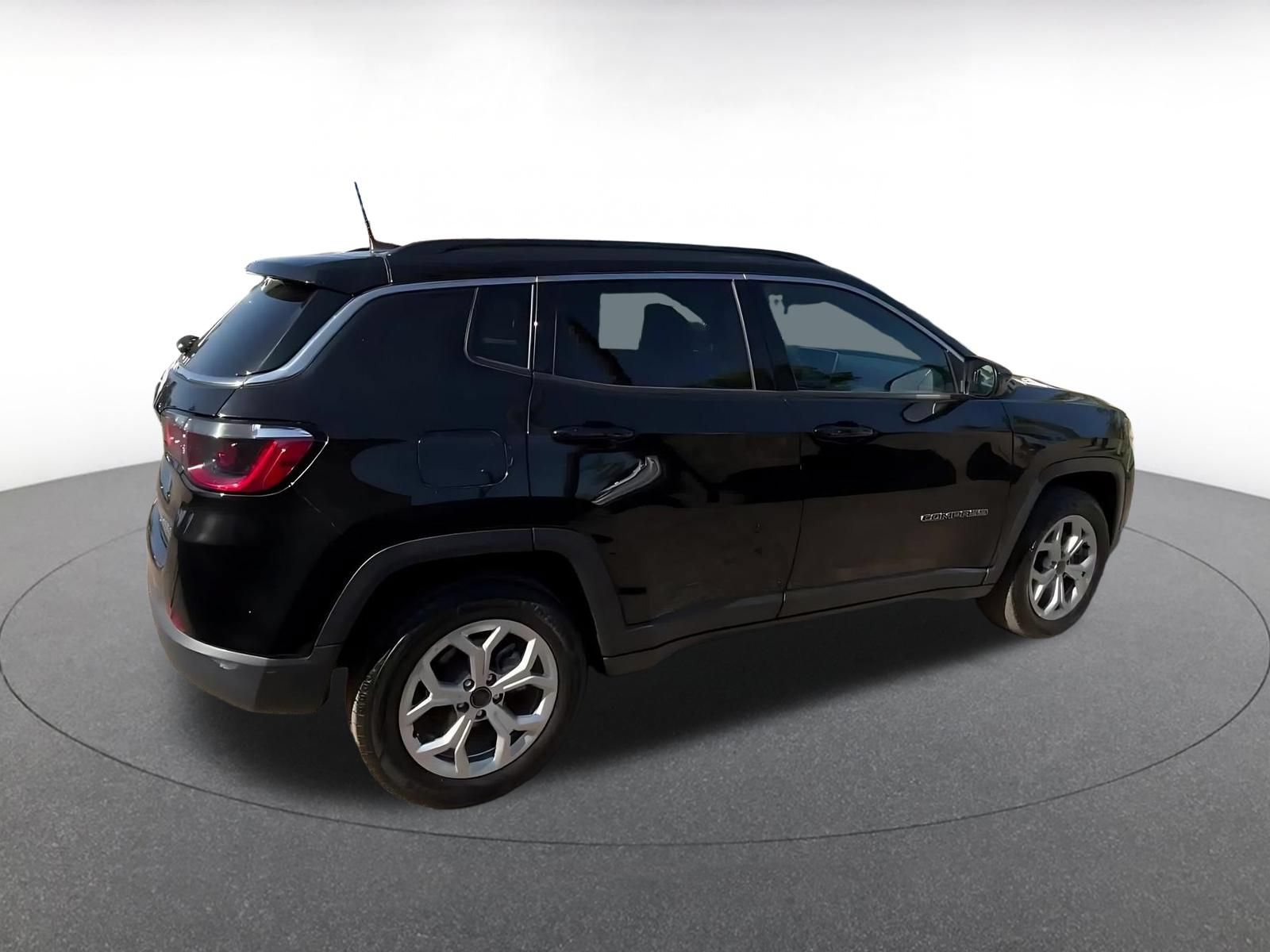 Used 2025 Jeep Compass Latitude AWD/4WD image 15