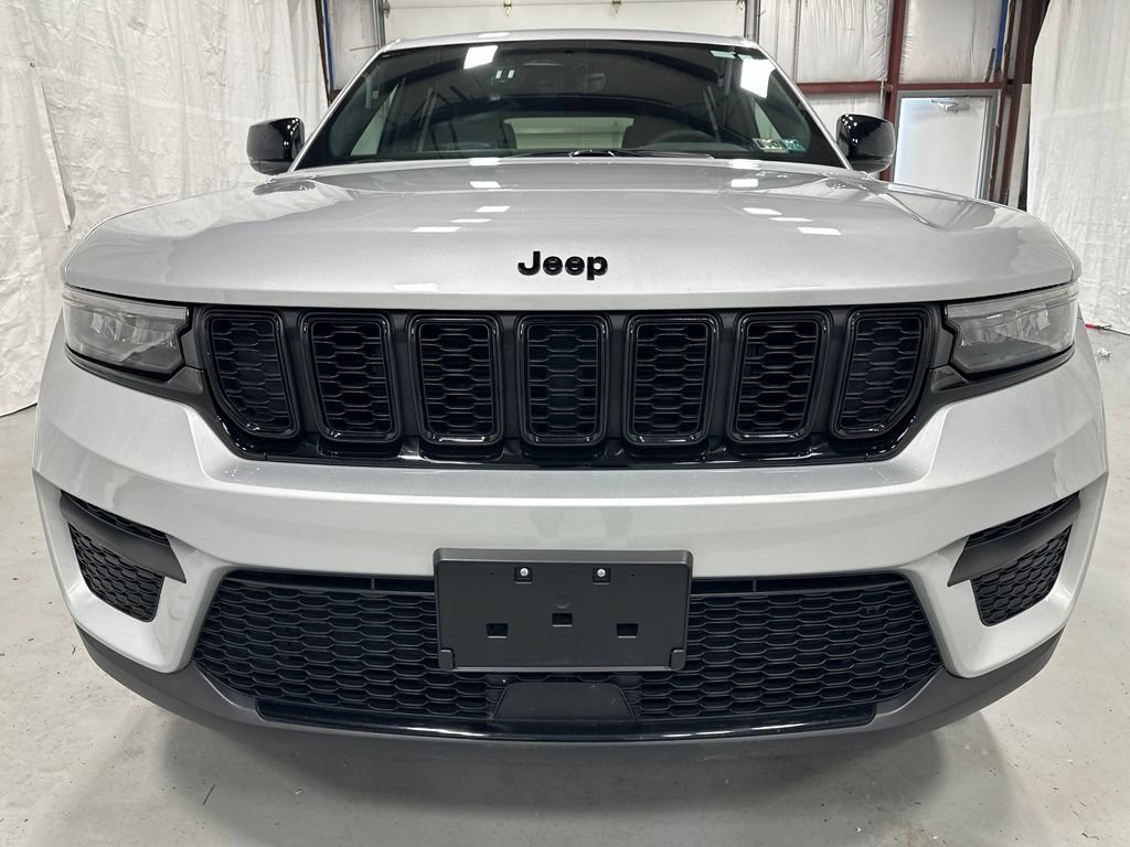 Used 2025 Jeep Grand Cherokee Altitude AWD/4WD image 2