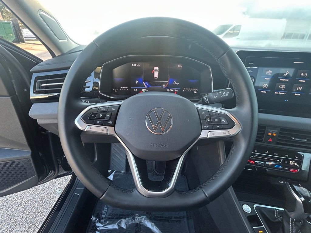 Used 2025 Volkswagen Jetta SE image 13