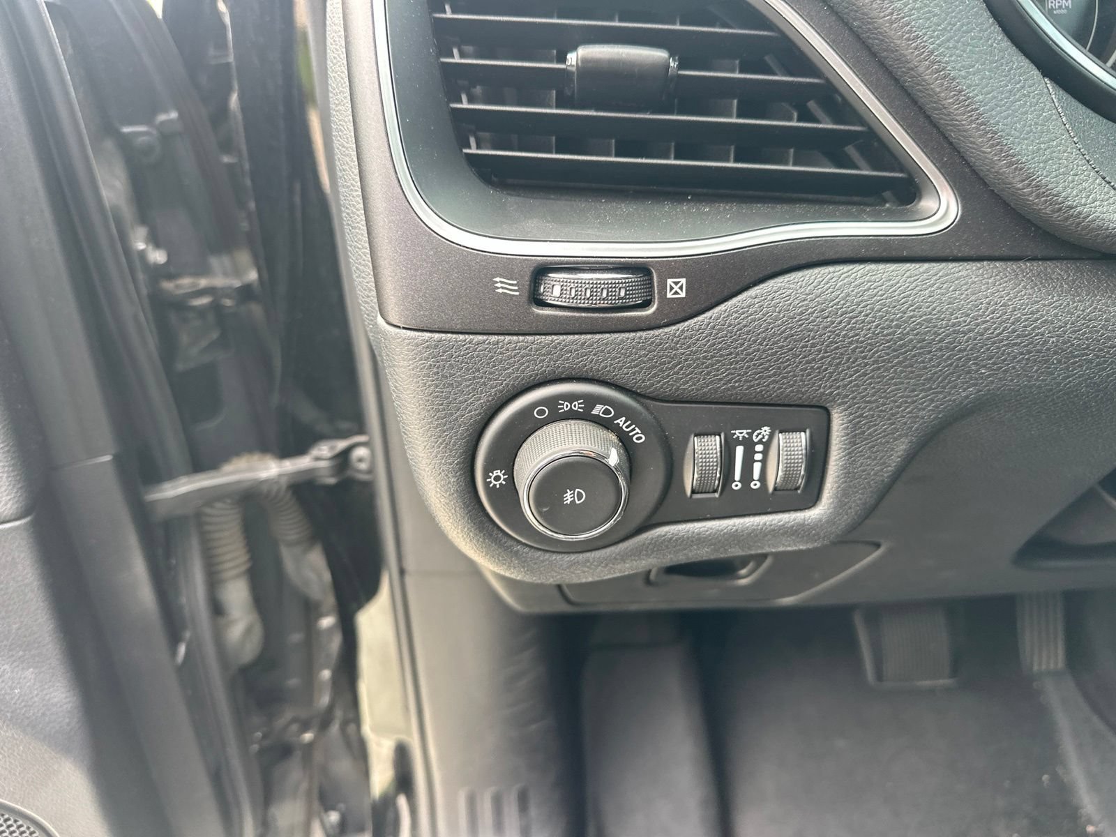 Used 2019 Jeep Cherokee Trailhawk w/ Cold Weather Group AWD/4WD image 31