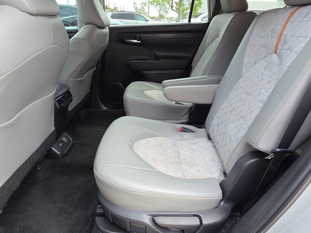 Used 2023 Toyota Highlander Bronze Edition image 20