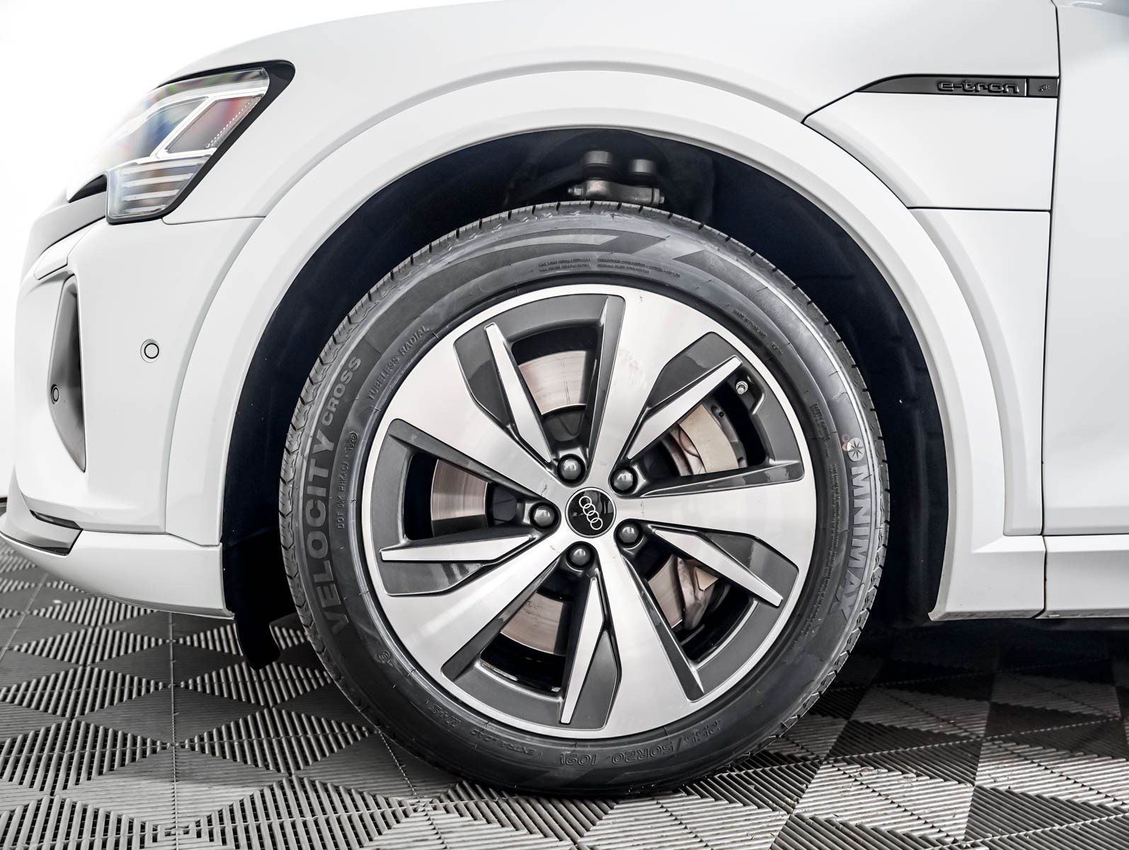 Used 2024 Audi Q8 e-tron Premium Plus w/ Premium Plus Package AWD/4WD image 6