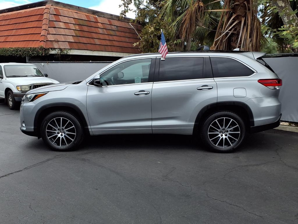 Certified 2018 Toyota Highlander SE FWD image 4