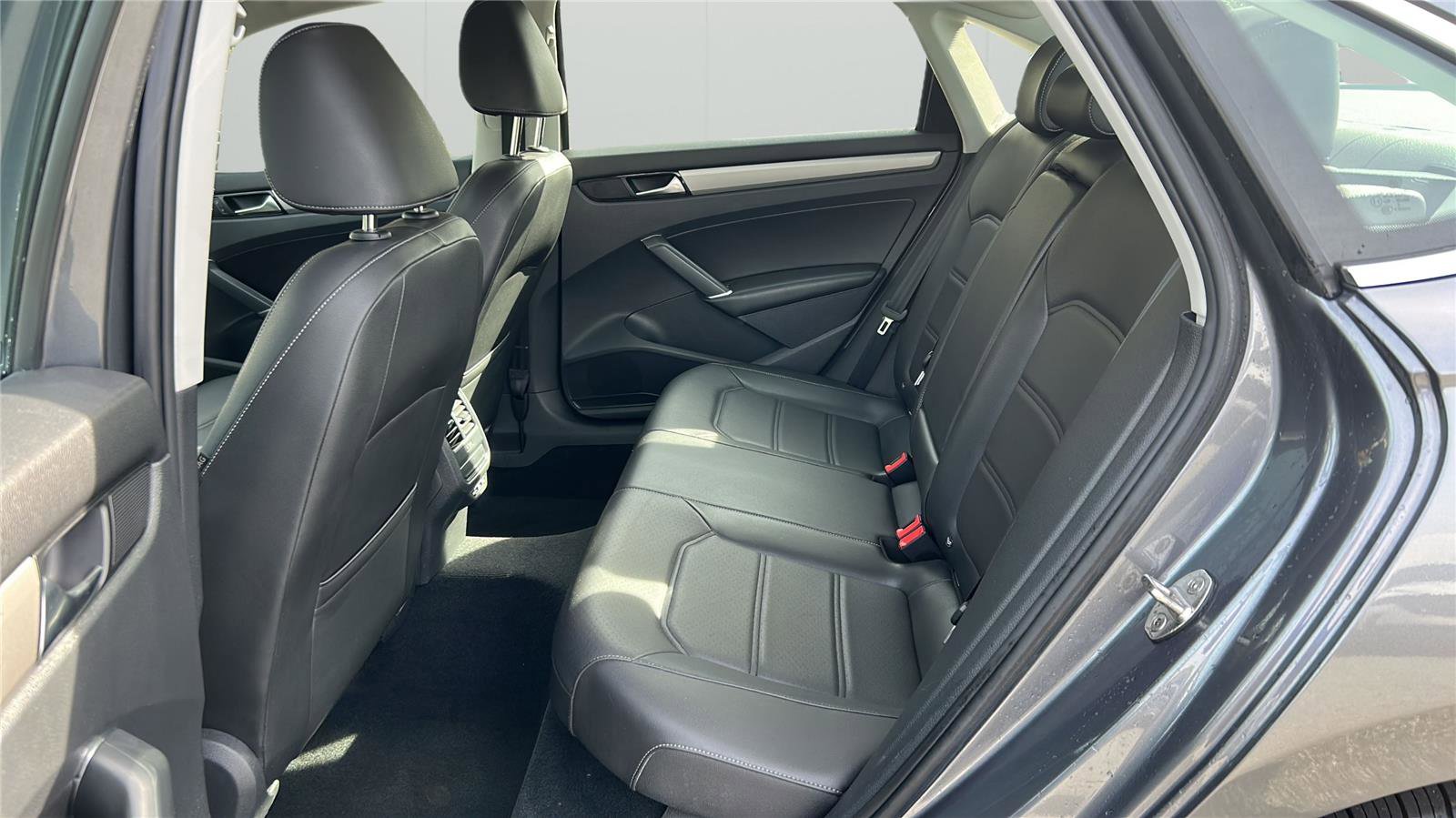 Used 2020 Volkswagen Passat 2.0T SE image 12