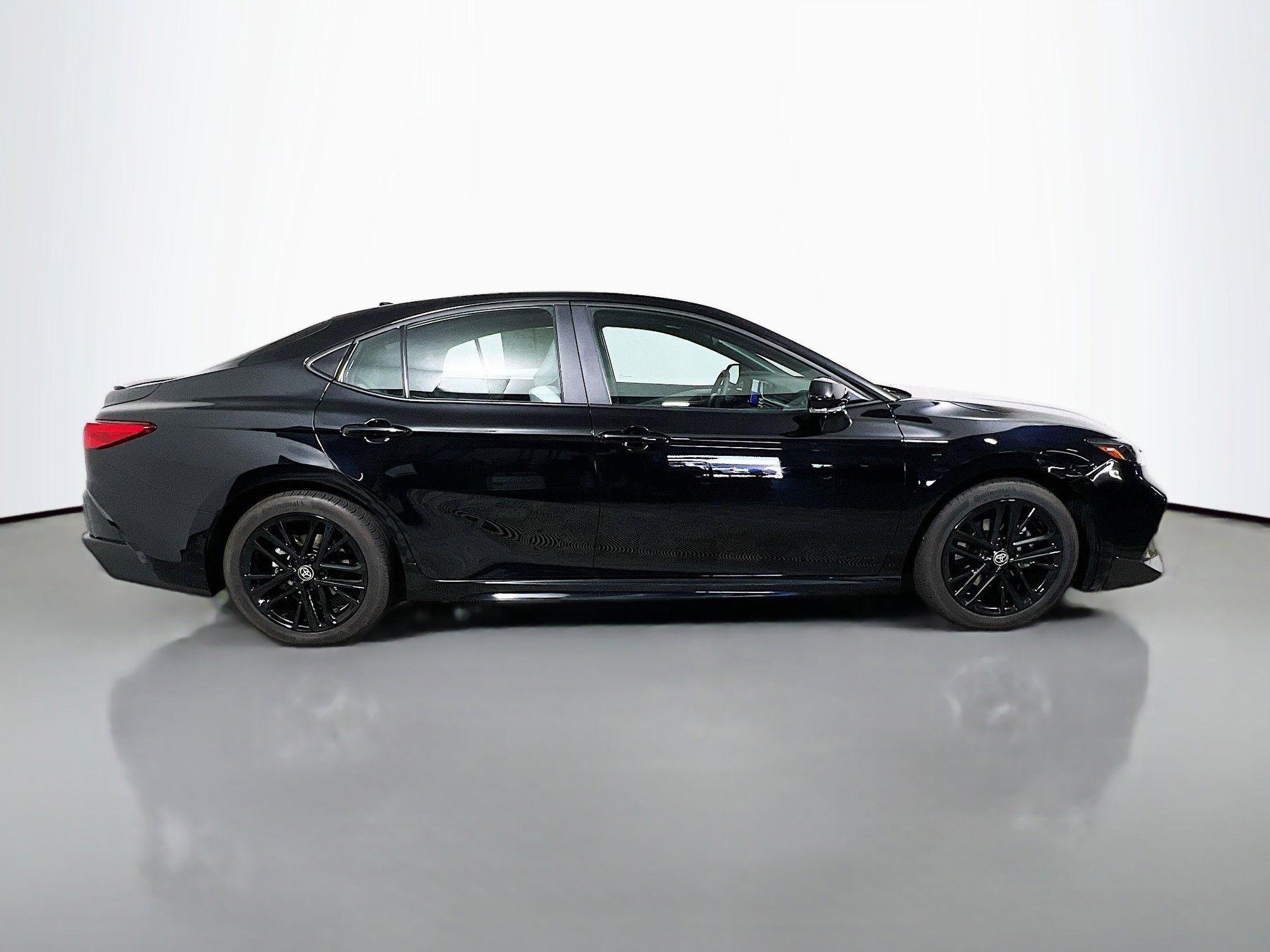 Used 2025 Toyota Camry SE FWD image 3
