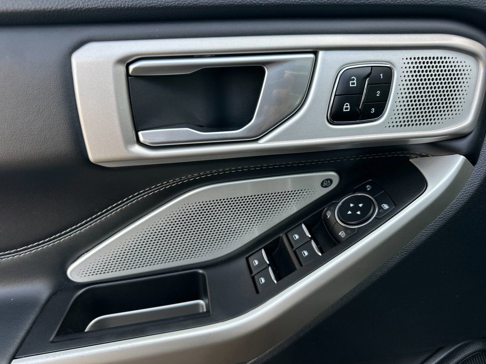 Used 2023 Ford Explorer Limited w/ Limited Technology Package image 12