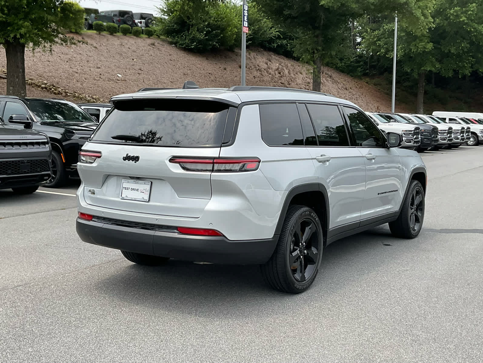 Used 2023 Jeep Grand Cherokee L Laredo RWD image 5