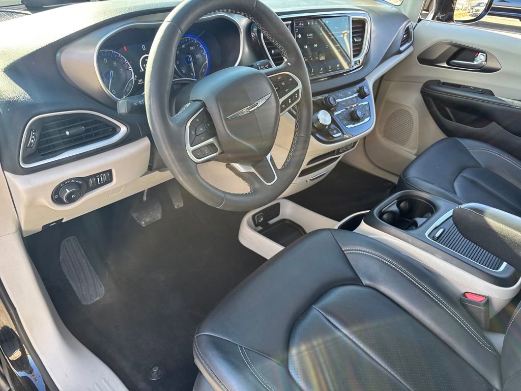 Used 2024 Chrysler Pacifica Touring-L image 10