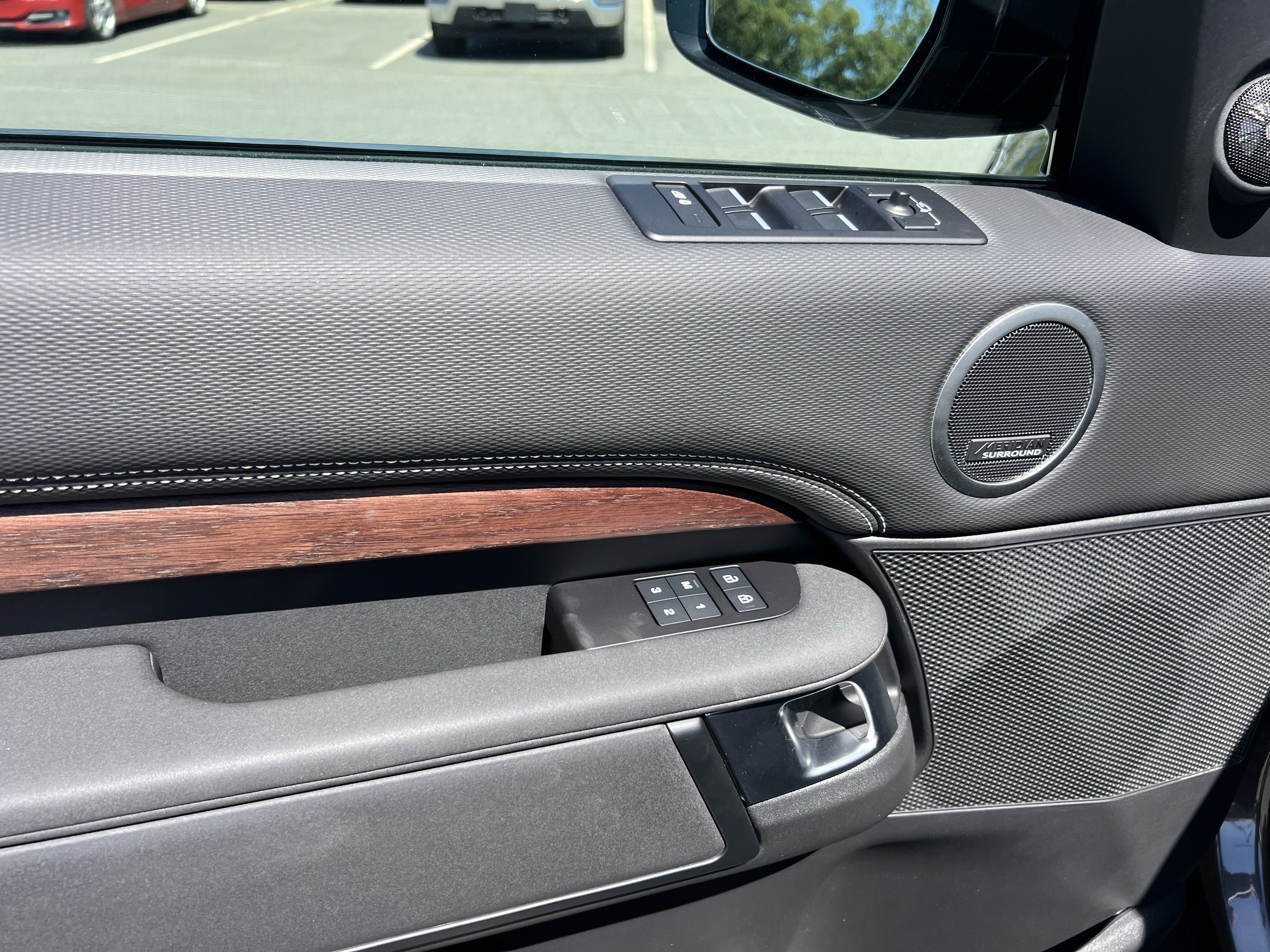 Certified 2023 Land Rover Discovery Metropolitan Edition AWD/4WD image 17