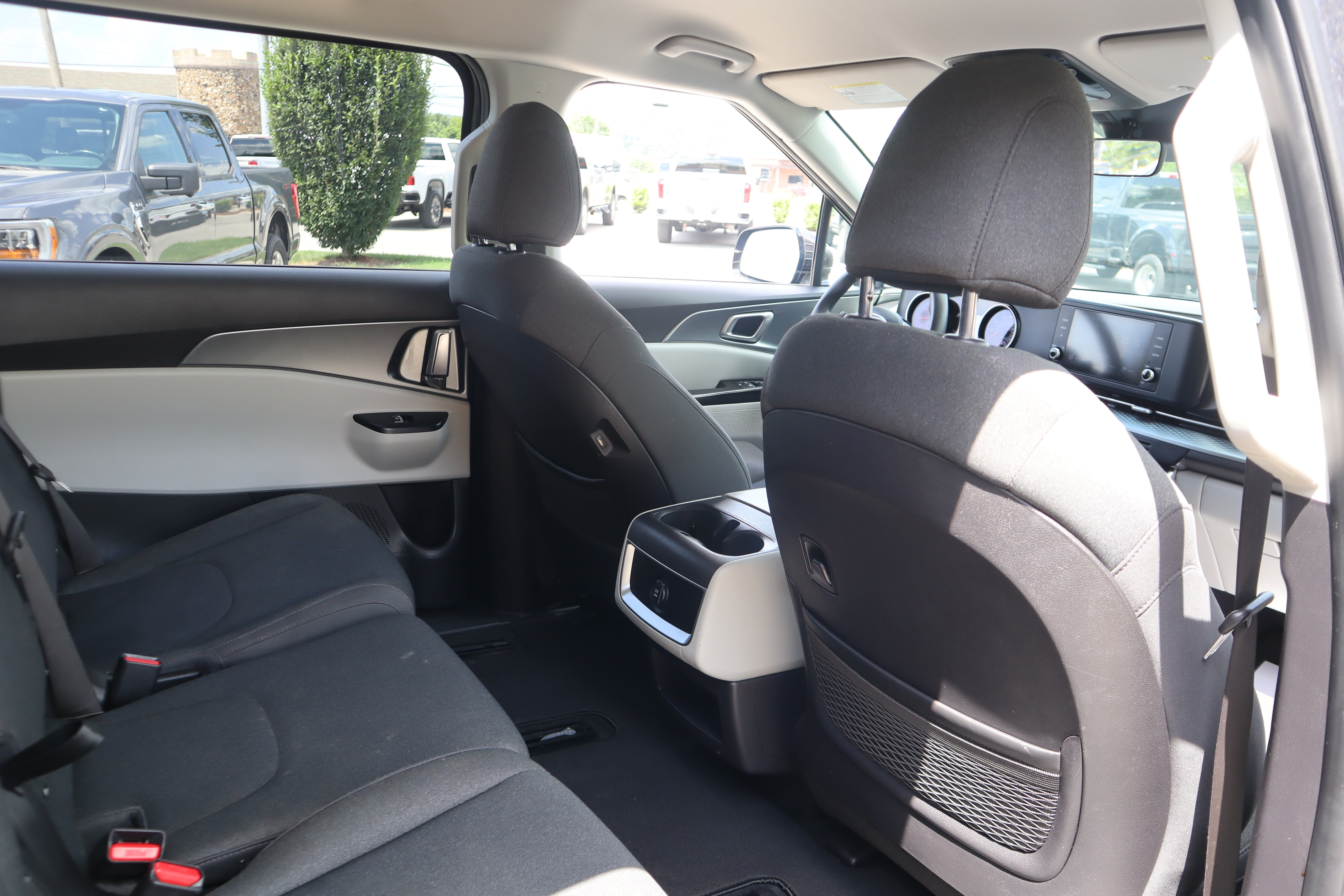 Used 2023 Kia Carnival LX FWD image 24