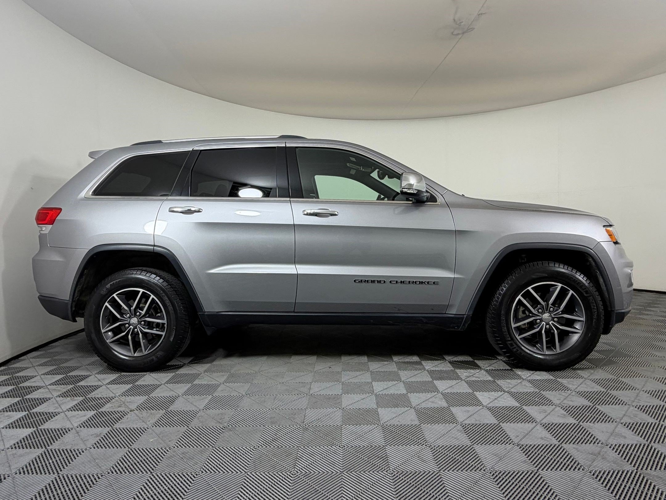 Used 2017 Jeep Grand Cherokee Limited AWD/4WD image 8
