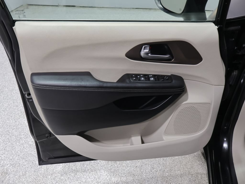 Certified 2023 Chrysler Voyager LX FWD image 14