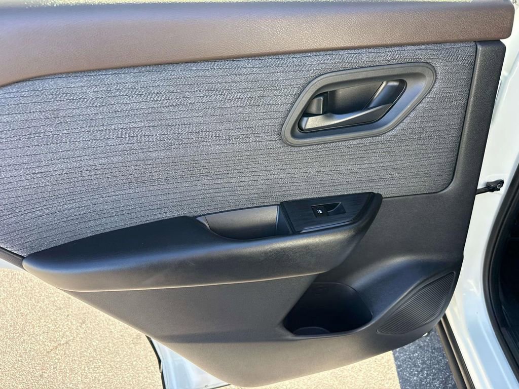 Used 2023 Nissan Rogue S image 7