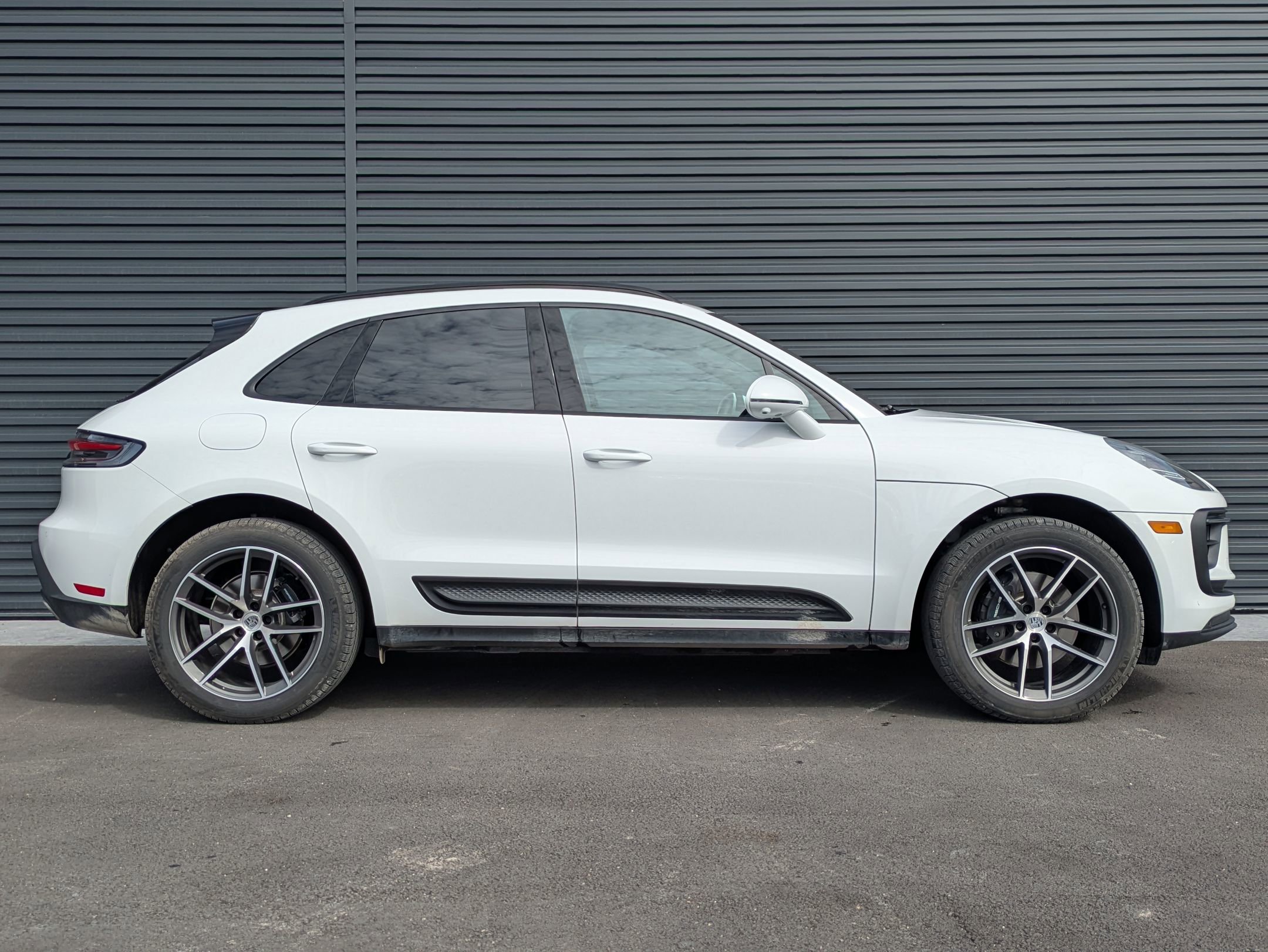 Certified 2025 Porsche Macan image 9