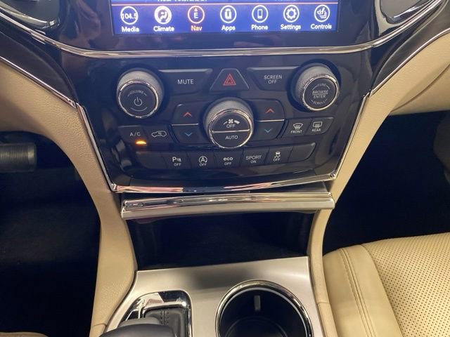 Used 2021 Jeep Grand Cherokee Limited w/ Luxury Group II AWD/4WD image 16