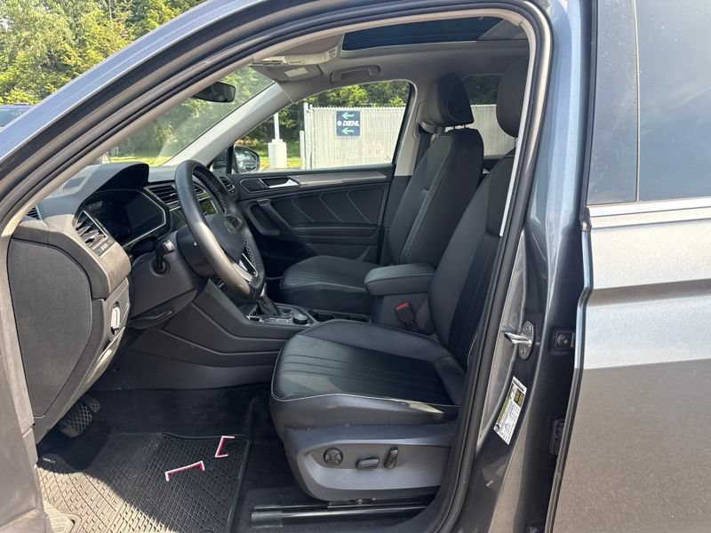 Used 2024 Volkswagen Tiguan SE AWD/4WD image 3