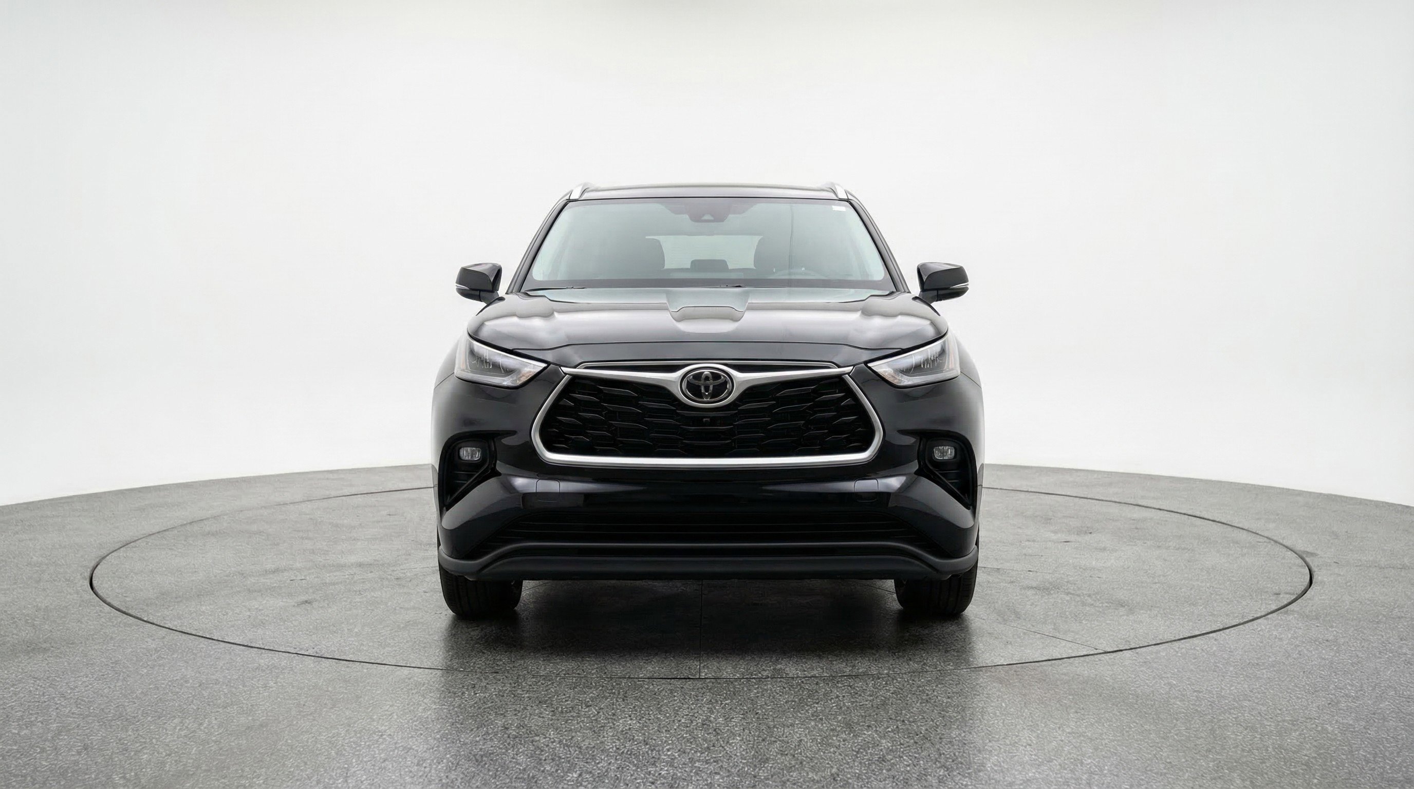 Used 2025 Toyota Highlander LE image 2