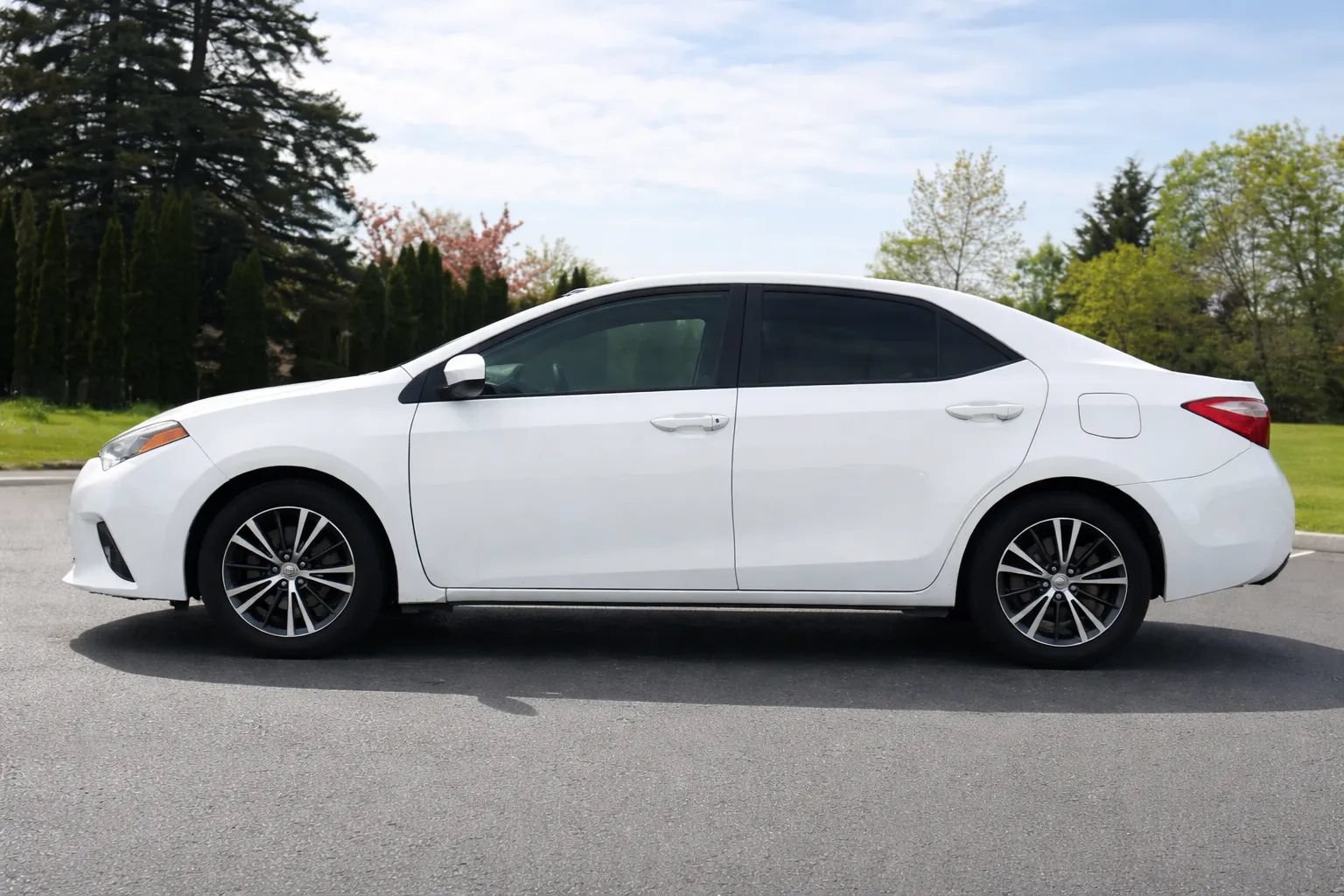 Used 2016 Toyota Corolla LE FWD image 3