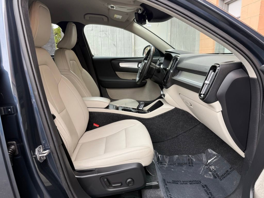 Used 2021 Volvo XC40 T5 Momentum w/ Premium Package image 19