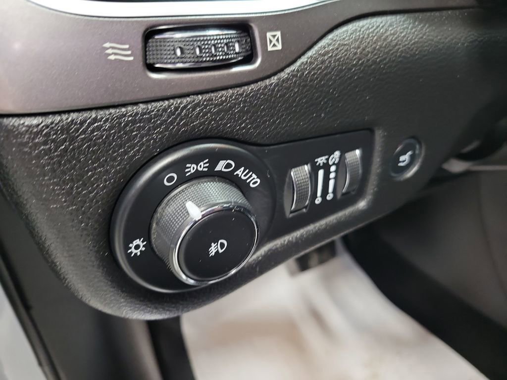 Used 2019 Jeep Cherokee Limited image 35