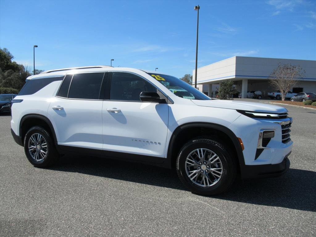 Used 2025 Chevrolet Traverse LT image 2